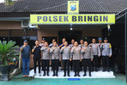 Kunjungan Kerja ke Polsek Bringin, Kapolres Ngawi Tekankan Pelayanan dan Kebersihan Lingkungan