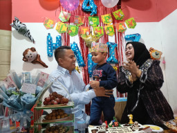 Penuh Kehangatan, Putra Baihaqi Akbar Rayakan Ulang Tahun ke-4 di Kantor Aliansi Madura Indonesia, Surabaya