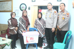 Hari Bhayangkara ke-80, Kapolres Bondowoso Tebar Kepedulian untuk Purnawira dan Warakawuri