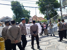 Dinilai "Mandul" dan Tutup Mata, Unjuk Rasa Jejak Jatim Desak Pencopotan Komisaris Bank UMKM Jatim Berakhir Deadlock