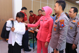 Senyum Bahagia Warnai Khitanan Massal Hari Bhayangkara ke-80, Polres Ngawi Layani Ratusan Anak