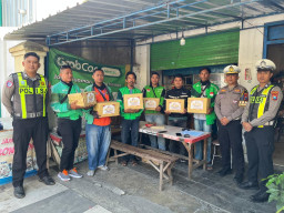 Satlantas Polres Bojonegoro Pererat Sinergitas dengan Komunitas Ojol Lewat Bakti Sosial dan Warung Ojol Kamtibmas