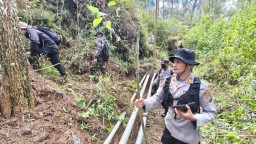Polres Magetan Bersama Perhutani Buat Sekat Bakar 1,8 Km di Cemorosewu Antisipasi Karhutla