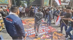 Lempar Telur Busuk ke Spanduk Bergambar Febrie Adriansyah, Aksi AMI Gegerkan Kejati Jatim*