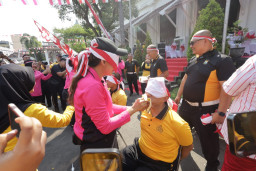 Polrestabes Surabaya dan Masyarakat Meriahkan HUT ke-81 RI Lewat Olahraga dan Lomba Tradisional