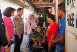 Luthfie.Daily Berbagi Salurkan 150 Paket Sembako untuk Warga di Tiga Wilayah Surabaya