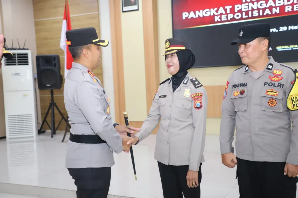 Jelang Purna Tugas, Personel Polres Kediri Terima Kenaikan Pangkat Pengabdian*