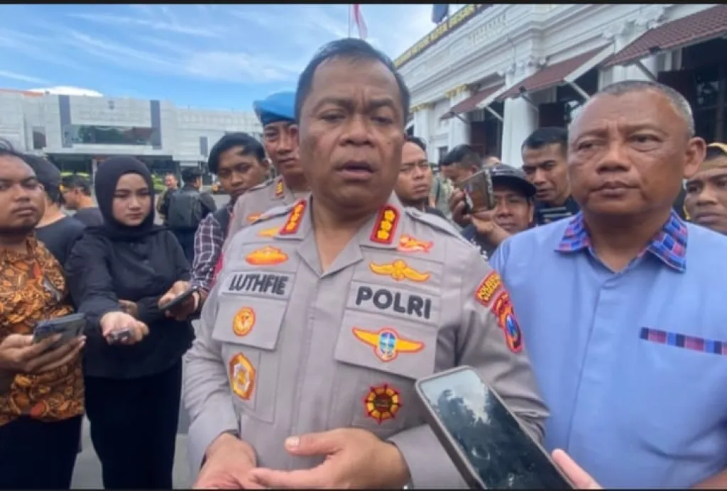 Polrestabes Surabaya Menyita Parang dan Golok dari Markas Ormas M1R