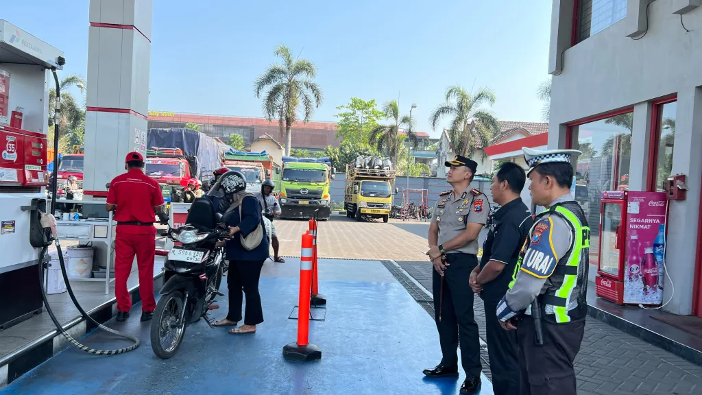 Kapolres Lumajang Cek Stok BBM di SPBU Sukodono, Pastikan Pasokan Tetap Aman