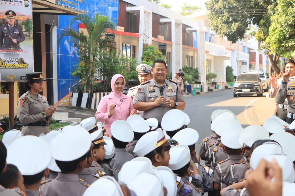 Tanamkan Kesadaran Tertib Berlalu Lintas Sejak Dini, Kapolresta Tuban Ajak Murid TK Kemala Bhayangkari Belajar