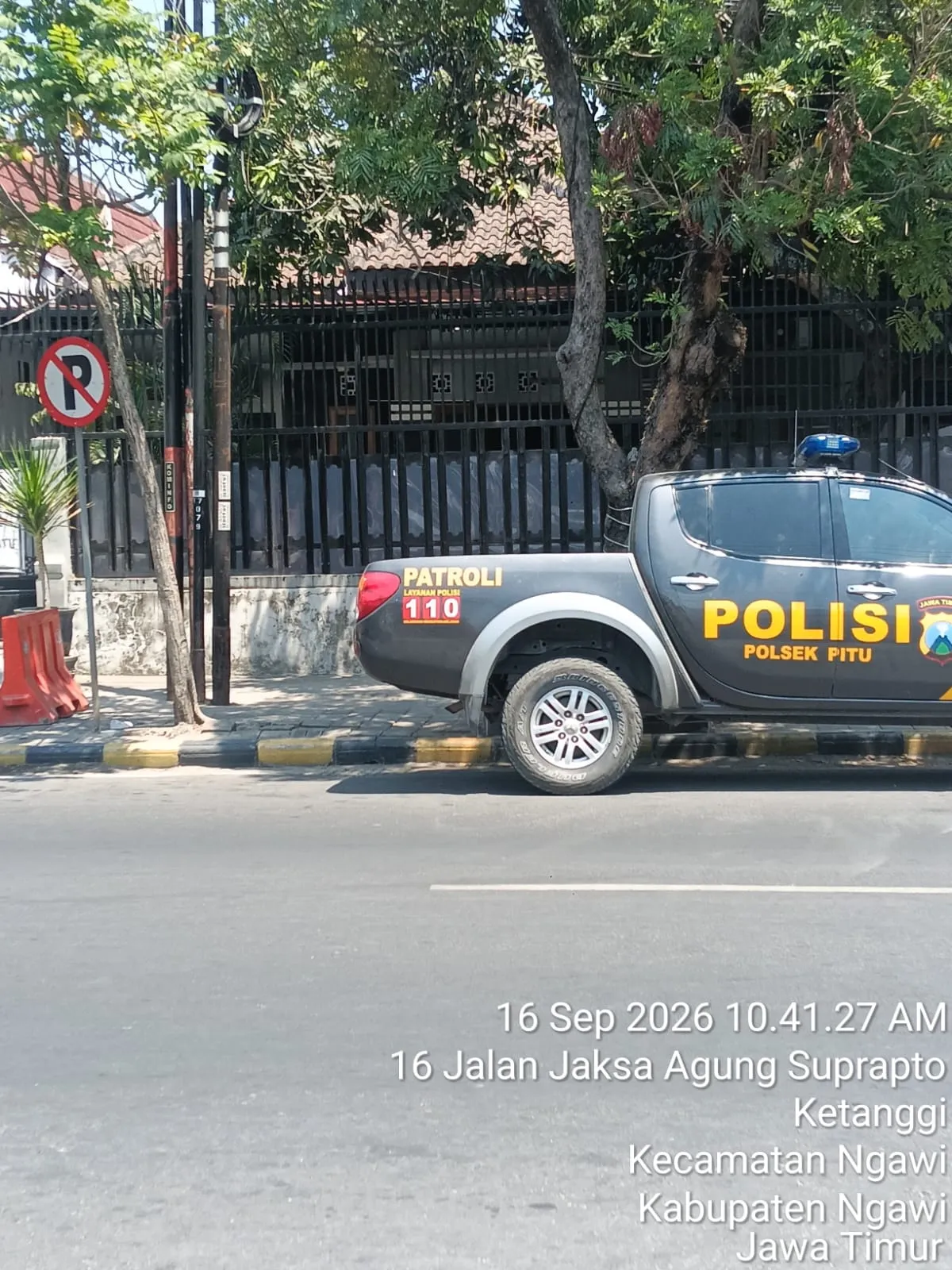 Plang Larangan Parkir di Depan Polres Ngawi Dipertanyakan, Mobil Patroli Polsek Pitu Parkir di Bawah Rambu