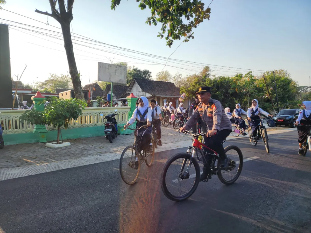 Serunya Gowes Go To School Bersama Polisi di Ngawi