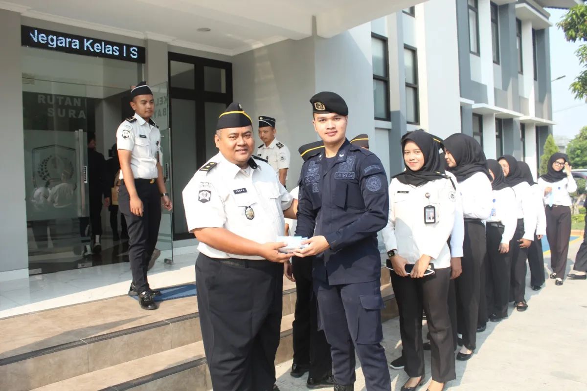 Rutan Kelas I Surabaya Bagikan Suplemen dan Vitamin, Pastikan Petugas Tetap Bugar Layani Masyarakat