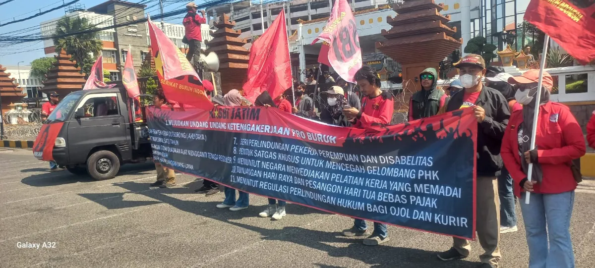 KASBI Jatim Gelar Aksi di Grahadi dan DPRD, Desak Pengesahan UU Pelindungan Ketenagakerjaan yang Pro Buruh