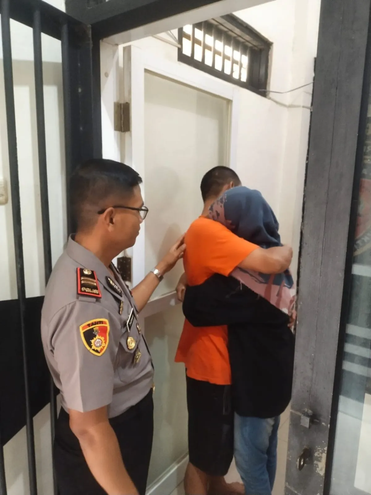 Momen Haru di Balik Jeruji, Polisi Gresik Beri Kesempatan Tahanan Peluk Anak dan Istri