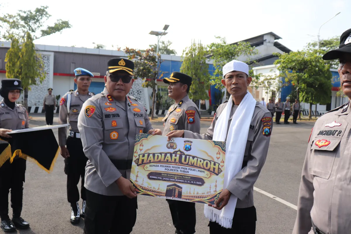 Polresta Tuban Beri Penghargaan 32 Personel Berprestasi, Tiga Anggota Dapat Hadiah Umrah Gratis